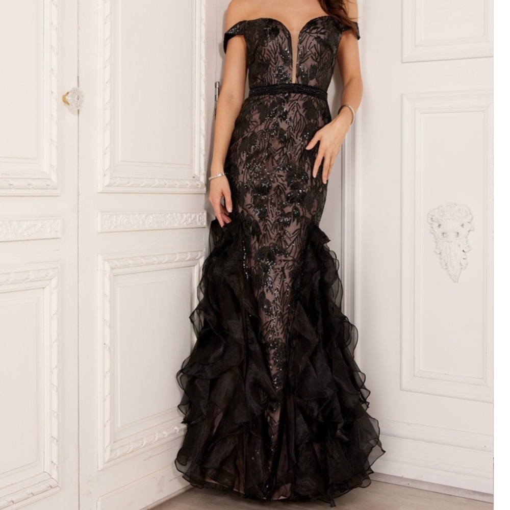 Lucci Lu elegant, sexy, classy, and just the perfect dress.